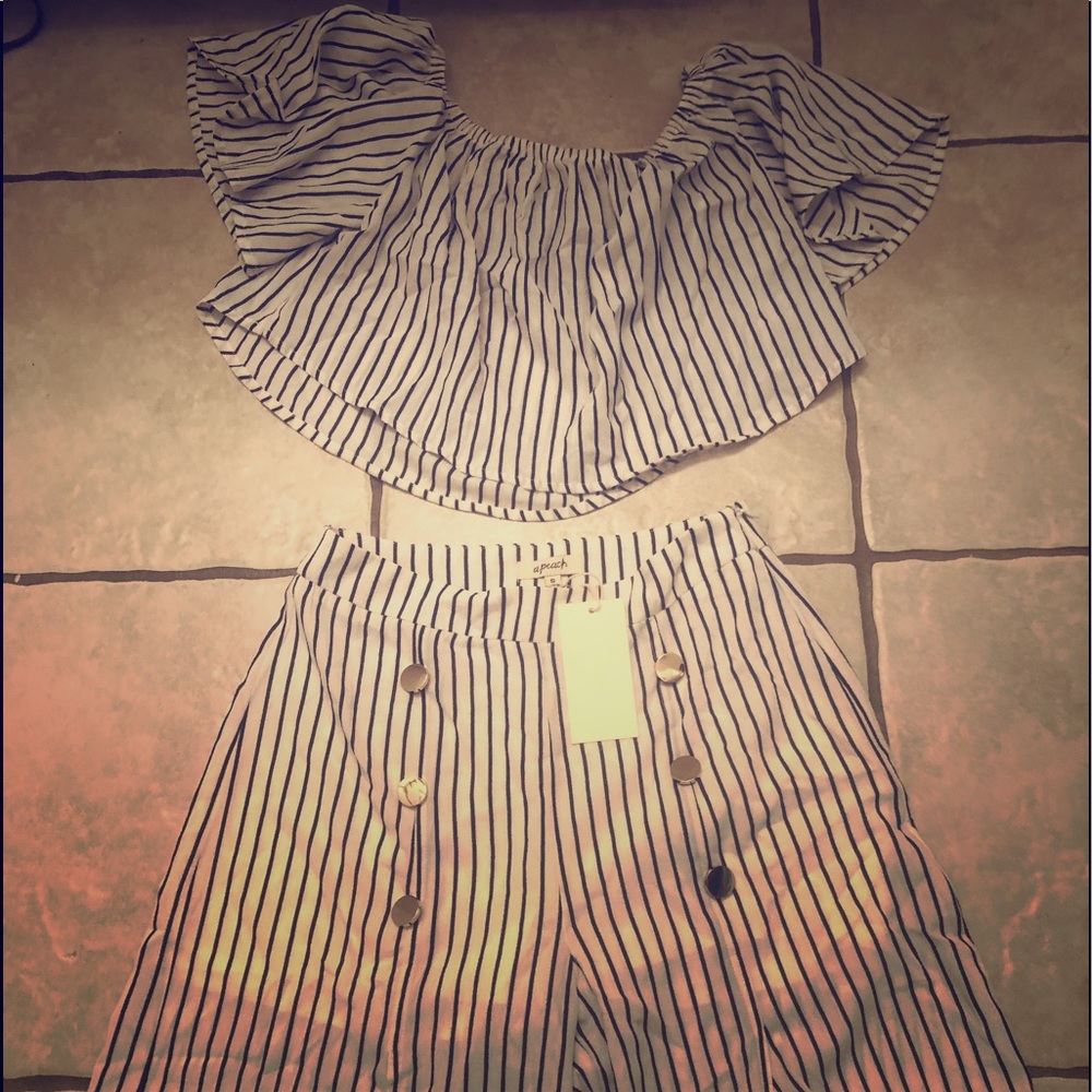 Never worn!! Crop with wide open legs!! Slit!!